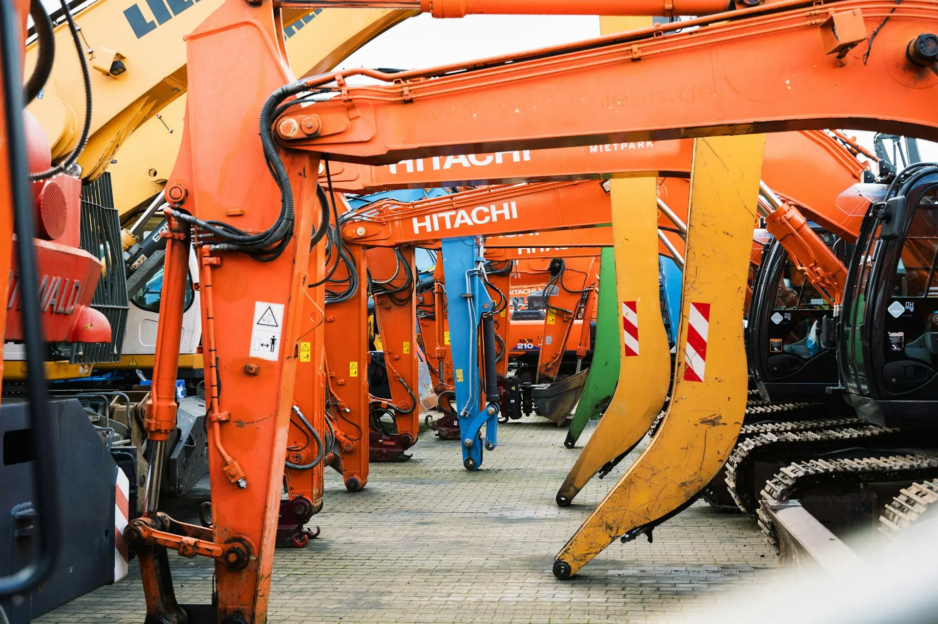 a bunch of orange and black machines are lined up